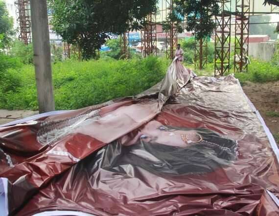  હિંદુ જાગરણ સમિતિના આગેવાનોએ વડોદરા ખાતેના એડવર્ટાઇઝમેન્ટ એજન્સીને હોર્ડિંગ્સની હોળી કરવાની ચીમકી આપી હતી જેથી તેઓએ મોડી સોમવારે સાંજે વાસણા રોડ પર લગાવેલાં હોર્ડિંગ્સ ઉતારાવી લીધાં હતાં.