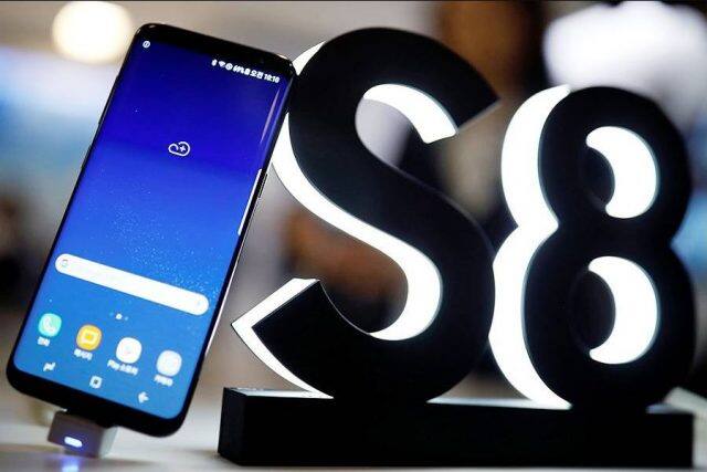 ભારતમાં Samsung Galaxy Note 8 સ્માર્ટફોન 67,900 રૂ.માં મળશે. હાલ 64 જીબી સ્ટોરેજ વેરિઅન્ટ માર્કેટમાં ઉપલબ્ધ છે. આ ફોન મેપલ ગોલ્ડ અને મિડનાઇટ બ્લેક રંગમાં મળી રહ્યો છે. કંપનીએ જણાવ્યું છે કે એચડીએફસી બેંકના કાર્ડનો વપરાશ કરનાર ગ્રાહકોને 4000 રૂપિયાનું કેશબેક મળશે.