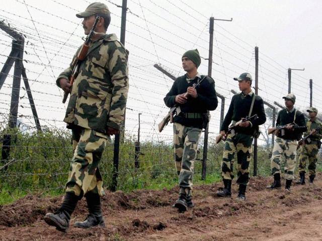 ઉલ્લેખનીય છે કે, ગત સોમવારે દિલ્લી પોલીસની સ્પેશિયલ ટીમે અલકાયદાના એક આતંકીને ઝડપી પાડ્યો હતો. આતંકીનું નામ શૂમોન હક છે, જે છેલ્લા ચાર વર્ષોથી આતંકી સંગઠન અલકાયદા સાથે જોડાયો હતો. કહેવામાં આવી રહ્યું છે કે, પકડાયેલો આતંકી કોઈ મોટું કાવતરું કરવાના ફિરાકમાં હતો. પકડાયેલો આતંકીનું શોમોન હક જણાવવામાં આવી રહ્યું છે. જેની પાસેથી બિહારના કિશનગંજનું ઓળખપત્ર પણ જપ્ત કરવામાં આવ્યું છે. 