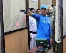 પ્રેક્ટિસ ન કરી શકી ટીમ ઇન્ડિયા તો ધોનીએ અજમાવ્યો શૂટિંગ પર હાથ