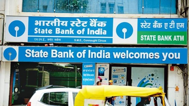 State Bank of india alert to customers never share your bank details and ATM or UPI PINs with anyone SBI ने करोड़ों ग्राहकों को किया अलर्ट, अगर आपने भी किसी के साथ शेयर किए ये नंबर तो खाते से गायब हो जाएगा सारा पैसा!