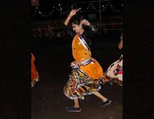 પહેલા જ નોરતે જામ્યો નવરાત્રીનો રંગ, રાજકોટીયન યુવતીઓ કેવી ઘૂમી ગરબે, જુઓ તસવીરો