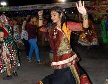 પહેલા જ નોરતે જામ્યો નવરાત્રીનો રંગ, રાજકોટીયન યુવતીઓ કેવી ઘૂમી ગરબે, જુઓ તસવીરો
