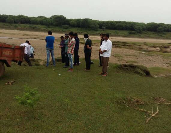 સોશિયલ મીડિયામાં બાળકી ગુમ થયાના સમાચાર ફેલાઇ જતાં ગભરાઈ ગયેલા અપહરણકારોએ બાળકીની હત્યા કરી તેના મૃતદેહને આંકલાવ પોલીસ મથકની હદ વિસ્તારમાં ફેંકી ફરાર થઈ ગયા હતા. પોલીસે આ ગુનામાં ત્રણની અટક કરી હોવાનું પણ જાણવા મળી રહ્યું છે. 