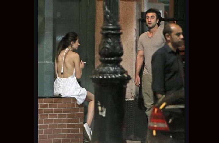 મુબંઈ: બોલીવુડની અભિનેતા રણવીર કપૂર કેટરીના કેફથી અલગ થયા બાદ સિંગલ છે પણ સોશલ મીડિયા પર કંઈક એવી તસવીરો વાયરલ થઈ રહી છે જેને લઈને રણવીર હવે પાકિસ્તાની અભિનેત્રીને ડેટ કરી રહ્યો હોય એવી ચર્ચા ચાલી રહી છે.