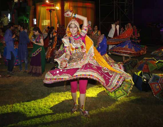 અમદાવાદ: સમગ્ર રાજ્યમાં નવરાત્રીનો માહોલ જામતો જાય છે. અમદાવાદી યુવક-યુવતીઓ અવનવા ગરબા સ્ટેપ કરીને લોકોનું ધ્યાન પોતાના તરફ આકર્ષી રહ્યા છે. અમદાવાદના પાર્ટી પ્લોટ્સ ખૈલૈયાઓથી ખીંચોખીચ ભરાઇ જાય છે. છોકરીઓ ટ્રેડિશનલ ચણિયાચોળીમાં સોળે શણગાર સજી ગામઠી નારનો પરિચય કરાવી રહી હતી. 