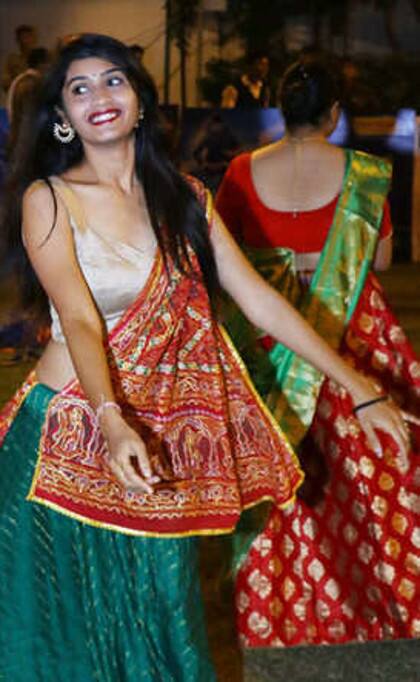 'કાચી કેરી ને અંગુર કાલા',ત્રીજા નોરતે અમદાવાદી યુવતીઓએ જમાવ્યો રંગ 'કાચી કેરી ને અંગુર કાલા',ત્રીજા નોરતે અમદાવાદી યુવતીઓએ જમાવ્યો રંગ