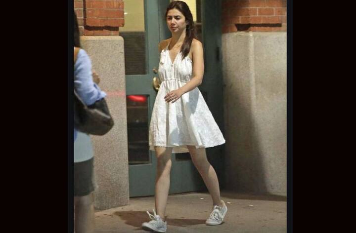 શોર્ટ વ્હાઈટ ડ્રેસમાં માહિરા ખુબજ બોલ્ડ અંદાજમાં નજર જોવા મળી હતી, આ તસવીરોના કારણે માહિરાને ટ્રોલ કરવામાં આવી રહી છે. એવામાં રણવીર માહિરાને ડેટ કરી રહ્યો છે તેવી ચર્ચા પણ જાગી છે.