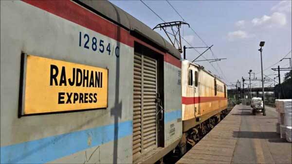 રાજધાની એક્સપ્રેસનાં એસી કોચમાં તા.૨૪ સપ્ટેમ્બરની રાત્રે ૧ વાગ્યે ટોઇલેટ ગયેલી ૨૦ વર્ષીય યુવતીને ટોઇલેટમા બંધ કરી દઇને તેની સાથે કોચ એટેન્ડેન્ટે છેડતી કરી હતી. આ ઘટનાથી હેબતાઇ ગયેલી યુવતીએ આ અંગે હેલ્પલાઇન નંબર ૧૮૨ પર કોલ કરીને મદદ માંગી હતી. આ અંગે મહેસાણા જીઆરપી દ્વારા આરોપી કોચની ધરપકડ કરીને આ અંગેની ફરિયાદ નોંધી તેને જયપુર પોલીસને કાર્યવાહી માટે મોકલી આપી હતી.