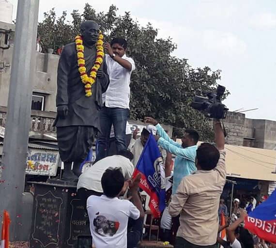 તેણે જણાવ્યું હતું કે, તાનાશાહી સામે સતત લડત ચાલુ રહેશે અને અનામત આજ નહીં તો બે-ચાર વર્ષમાં મળશે તેમ કહ્યું હતું. હાર્દિક પટેલે રવિવારે સીદસર માતાજીના મંદિરે દર્શન કરી ગીંગણીથી જામજોધપુર સુધી રોડ શો કર્યો હતો. ખુલ્લી જીપમાં સવાર હાર્દિકના રોડ શો પાટીદારોએ જય સરદાર જય પાટીદારના નારા લગાવ્યા હતાં. 