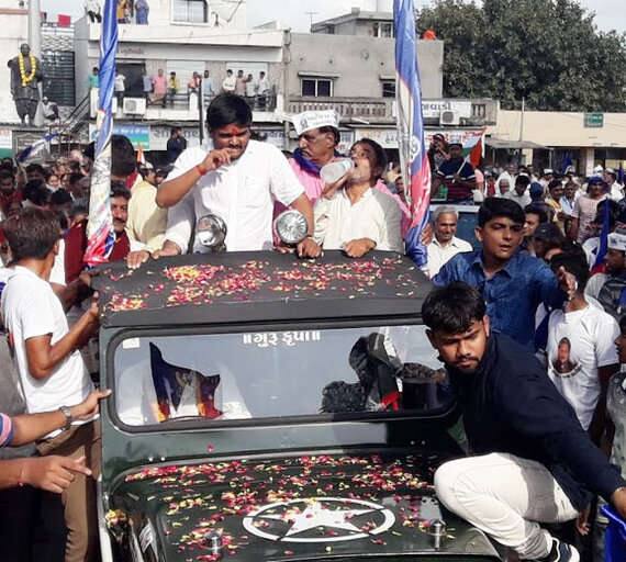 જામજોધપુર: પાટીદાર અનામત આંદોલન સમિતિ(પાસ)ના કન્વીનર હાર્દિક પટેલે ગઈ કાલે રવિવાર સીદસરથી જામજોધપુર સુધી રોડ શો યોજાયો હતો, જેમાં મોટી સંખ્યામાં પાટીદારો જોડાયા હતા. રોડ શો દરમિયાન હાર્દિક પટેલે 42 પાટીદાર ધારાસભ્યો પર વાક પ્રહાર કર્યા હતા અને જણાવ્યું હતું કે, તેઓ ભાજપથી ડરે છે. સમાજ માટે કશું બોલી શકતા નથી.