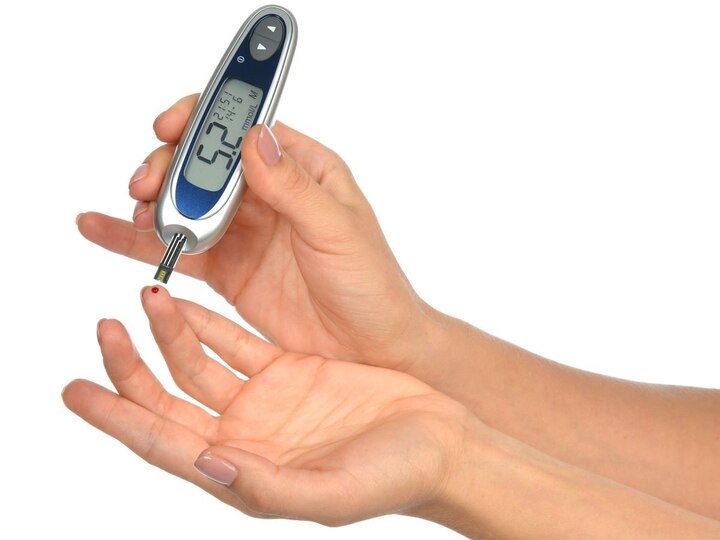 Diabetes Symptoms: त्वचा पर दिख सकते हैं ब्लड शुगर बढ़ने के संकेत, इस तरह पहचानें