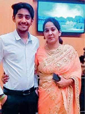 વિશાલે આત્મહત્યા પહેલા નાઈજીરિયામાં રહેતા પિતાને ફોન કરીને કહ્યું હતું કે, ‘હું દુનિયા છોડીને જઇ રહ્યો છું’. બીજી તરફ દાદા-દાદી વિશાલને શોધી રહ્યા હતા, ત્યારે ત્યારે તેમની નજર સામે જ વિશાલ ફ્લેટના ધાબા પરથી કૂદી ગયો હતો. વિશાલ રાજેન્દ્રકુમાર ભરાડિયા(15)એ રવિવારે મોડી રાતે 11.38 વાગ્યે ફ્લેટના ધાબા પરથી પડતું મૂકી દીધું હતું. 