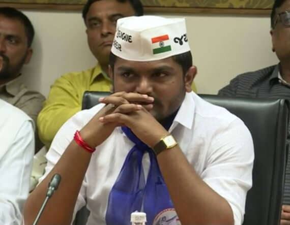 આ બેઠકમાં પાસના નેતા હાર્દિક પટેલ અને એસપીજીના લાલાજી પટેલ સહિતના અનેક ધાર્મિક સંસ્થાના વડાઓ આ બેઠકમાં હાજર રહ્યા હતા.