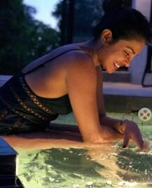 લોસ એન્જલિસ પહોંચી દેશી ગર્લ પ્રિયંકા, સ્વિમિંગ પૂલમાં કંઈક આવી રીતે રિલેક્સ થઈ રહી છે 