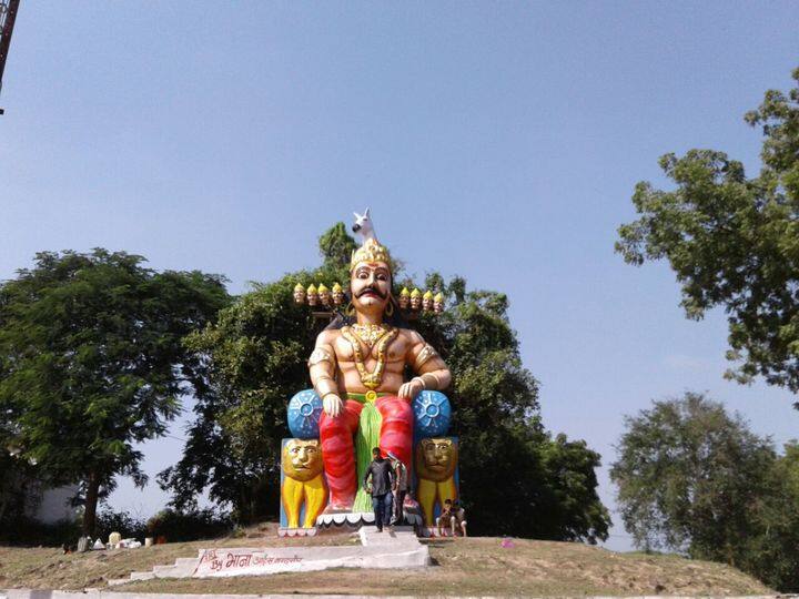 મધ્યપ્રદેશના જ મંદસૌર જિલ્લામમાં પણ રાવણની પૂજા કરવામાં આવે છે. મંદસૌર નગરના ખાનપુરા વિસ્તારમાં રાવણ રૂડ્ડી નામના સ્થળ પર વિશાળ મૂર્તિ છે. કથાઓ પ્રમાણે, રાવણ દશપુર(મંદસૌર)નો દામાદ હતો. રાવણની ધર્મપત્ની મંદોદરી મંદસૌરની નીવાસી હતી, મંદોદરીના કારણે દશપુરનું નામ મંદસૌર માનવામાં આવે છે.