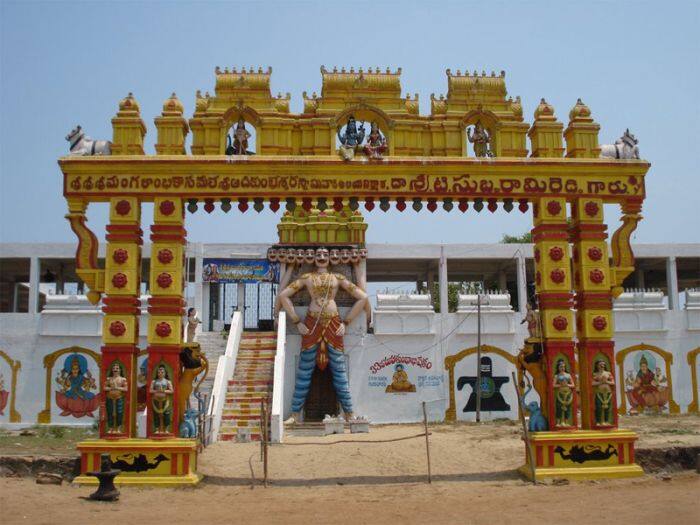 કર્ણાટક: કોલાર જિલ્લામાં લોકો ખેતીની ઉપજ વખતે ઉજવાતા મહોત્સવ સમયે રાવણની પૂજા કરે છે આ અવસર પર જુલૂસ પણ કાઢવામાં આવે છે. અહીં લોકો રાવણની પૂજા એટલામાં માટે કરે છે કે રાવણ ભગવાન શિવનો પરમ ભક્ત હતો. લંકેશ્વર મહોત્સવમાં ભગવાન શિવ સાથે રાવણની પ્રતિમાની જુલૂસ કાઠવામાં આવે છે. આ રાજ્યના મંડ્યા જિલ્લાના માલવલ્લી તાલુકામાં રાવણનું એક મંદીર પણ છે.
