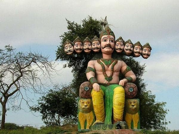 દેશભરમાં નવરાત્રી બાદ દશમાં દિવશે દશેરો ઉજવવામાં આવશે. આ દશેરાના અવસર પર સમગ્ર દેશમાં રાવણનું પૂતળું સળગાવવામાં આવે છે. અને ભગવાન રામની પૂજા કરવામાં આવે છે. પરંતુ ભારતમાં એવી પણ જગ્યા છે જ્યાં ભગવાન રામ નહીં પણ રાવણની પૂજા કરવામાં આવે છે. રાજસ્થાન, ઉત્તર પ્રદેશ, મધ્યપ્રદેશ, કર્નાટક અને હિમાચલ પ્રદેશમાં આવા કેટલાક સ્થળ છે જ્યાં રાવણની પૂજા કરવા પાછળનું કારણ પણ બતાવવામાં આવ્યું છે. જાણીએ ભારતના આ પાંચ સ્થળો વિષે જ્યાં રાવણની પૂજા કેમ કરવામાં આવે છે?