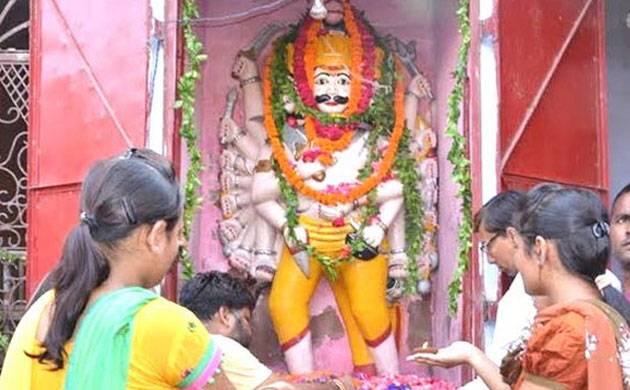 ઉત્તરપ્રદેશના પ્રસિદ્ધ શહેર કાનપુરમાં રાવણની એક ખુબ જ પ્રસિદ્ધ દશાનન મંદિર છે. કાનપુરના શિવાલા વિસ્તારના દશાનન મંદિરમાં શક્તિના પ્રતિક રૂપે રાવણની પૂજા થાય છે. કહેવામાં આવે છે કે, આ મંદિરનું નિર્માણ 1890માં કરવામાં આવ્યું હતું. રાવણના આ મંદિરને વર્ષમાં માત્ર દશેરાના દિવસે જ ખોલવામાં આવે છે. પરંપરા પ્રમાણે, દશેરાના સવારે મંદિરના દરવાજા ખોલવામાં આવે છે. બાદમાં રાવણની પ્રતિમાંનું સાજ શ્રૃંગાર કરી પૂજા-આરતી કરવામાં આવે છે. દશેરા પર રાવણના દર્શન માટે આ મંદિરમાં ભક્તોની ભીડ લાગે છે અને સાંજે ફરી મંદિરના દરવાજા એક વર્ષ માટે બંધ કરી દેવામાં આવે છે.