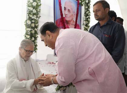 મુખ્યમંત્રી વિજય રૂપાણીએ ગુજરાત પ્રદેશ કોંગ્રેસ પ્રમુખ ભરતસિંહ સોલંકીના માતૃશ્રી અને પૂર્વ મુખ્યમંત્રી માધવસિંહ સોલંકીના ધર્મપત્ની વિમળાંબાના દુઃખદ અવસાન અંગે ગાંધીનગરમાં યોજાયેલી શ્રદ્ધાંજલી બેસણા સભામાં ઉપસ્થિત રહીને સોલંકી પરિવારને આ દુઃખદ પળે સાંત્વના પાઠવી સદ્દગત વિમળાં બાના આત્માની પરમ શાંતિ માટે પ્રાર્થના કરી હતી.