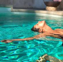 લોસ એન્જલિસ પહોંચી દેશી ગર્લ પ્રિયંકા, સ્વિમિંગ પૂલમાં કંઈક આવી રીતે રિલેક્સ થઈ રહી છે 