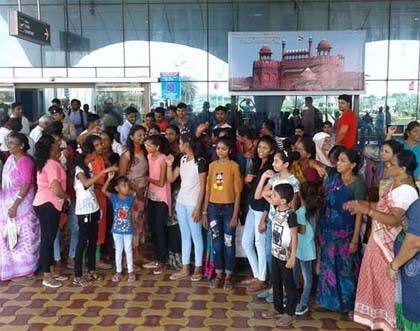 સુરત એરપોર્ટના સિક્યુરિટી ઝોનમાં પૌરાણિક લાલબાઇ માતાજીનું અને ચીઠળદેવીનું મંદિર આવેલું છે. જેમાં શારદીય નવરાત્રિના આસો સુદ અષ્ટમીના જ દિવસે ભીમપોર સહિતના ગામનો ભક્તો લાલબાઇના મંદિરે ચૂંદડી ચડાવી પૂજા અર્ચના કરવા જાય છે. દરમિયાન આ વર્ષે પણ 50થી 60 જેટલા ભક્તો માતાજીને ચૂંદડી ચડીવીને પૂજા અર્ચના કરવા માટે ગયા હતા. પરંતુ સુરત એરપોર્ટ પોલીસે તેમને પ્રવેશ આપ્યો ન હતો. જેને કારણે ભક્તો સીધા એરપોર્ટ ડાયરેક્ટર દિલીપ સંજનાની પાસે ગયા હતા. જ્યાં ભક્તોએ રજૂઆત કરી હતી કે, સાહેબ અમે આંતકવાદી નથી. અમે માતાજીના દર્શન કરવા માટે જઇએ છીએ. આ મંદિર અમારી ગામની જમીન પર આવેલું છે. અમે દર વર્ષે આ મંદિરમાં પૂજા કરવા માટે આવીએ છીએ અને તે પણ વર્ષમાં એક જ વાર. 