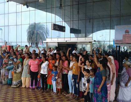 ભક્તોની રજૂઆત સાંભળ્યા બાદ ડાયરેક્ટર દિલીપે એરપોર્ટ પોલીસ પીઆઈ એમ. આર. નકુમ પાસે મોકલી આપ્યા હતા. જેમણે આ ભક્તોની રજૂઆત સાંભળ્યા બાદ પણ તેમને પ્રવેશ આપ્યો ના હતો. અંતે ભક્તોએ ધારાસભ્ય અને સાંસદોને પોતાની રજૂઆત કરી હતી. પરંતુ તેમણે પણ આ વાતને માની ન હતી. જેને કારણે ભક્તોમાં ભારે રોષ જોવા મળ્યો હતો. અને અરપોર્ટ બહાર જ ગરબા લઈને વિરોધ નોંધાવ્યો હતો. 