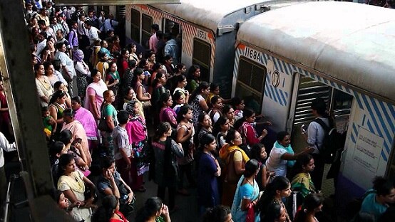 Mumbai local train more safe for women passengers install cctv cameras in all ladies coaches Mumbai Local Update : लोकल ट्रेनमधील महिलांच्या सुरक्षेसाठी उचलण्यात आलेल्या 'या' पावलामुळे प्रवास होणार सुखकर