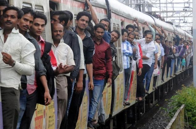 The state government plans to implement a QR code to avoid Unnecessary crowd in local trains Mumbai Local Train : लोकलमधील अनावश्यक गर्दी टाळण्यासाठी क्यूआर कोड लागू करण्याचा राज्य सरकारचा विचार