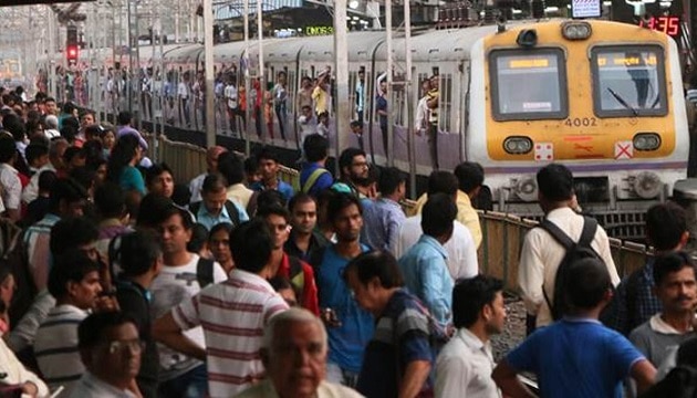 Centre cuts Mumbai local trains' AC coach fare by 50% મુંબઇઃ મોંઘવારી વચ્ચે જનતાને મોટી રાહત, રેલવેએ 50 ટકા ઘટાડ્યું  AC લોકલ ટ્રેનનું ભાડુ