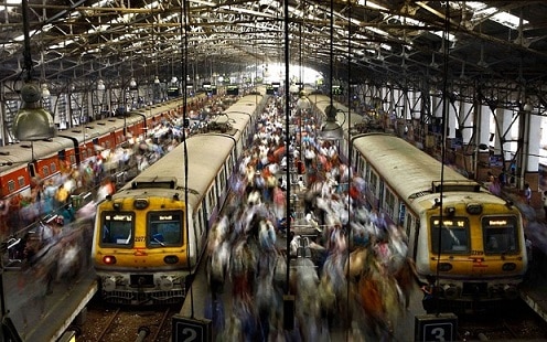 Mumbai local train Railway train will come after each 150 seconds due to new CBTC system Mumbai Local Train: रेल्वे प्रवाशांसाठी महत्त्वाची बातमी, दर अडीच मिनिटांनी लोकल ट्रेन, सीबीटीसी यंत्रणेमुळे मोठा दिलासा मिळणार