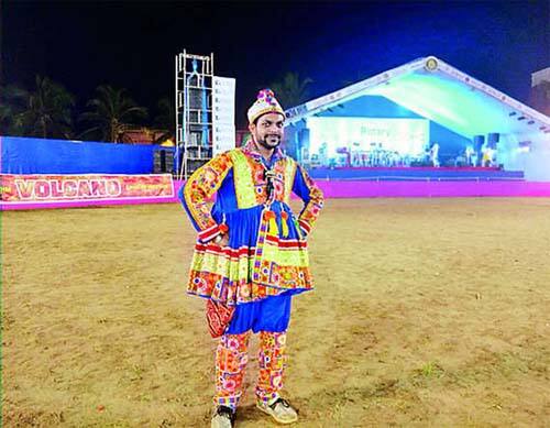 ચાલુ ગરબાનો રાઉન્ડ પૂરો થતાં ગરબે રમી રહેલ સહર્ષ અમૃતભાઇ પટેલ (ઉ.વ. 22) તેના મિત્રો સાથે બેઠો હતો. તે સમયે અચાનક સહર્ષ પટેલ ઢળી પડતાં મિત્રોને એમ લાગ્યું હતું કે સહર્ષને ફીટ આવ્યા હશે. પ્રાથમિક ઉપાય કર્યા બાદ મિત્રો અને આયોજકો સહર્ષને દવાખાનામાં લઈ જવાયો હતો. જ્યાં તબીબે યુવકને મૃત જાહેર કર્યો હતો. ઉમરગામ પોલીસ મોતનું કારણ જાણવા પીએમ રિપોર્ટની રાહ જોઈ રહી છે.