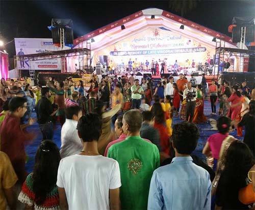 ઉમરગામ ટાઉનમાં હાર્ડવેર સ્ટોર ચલાવતા અમૃતભાઇ પટેલ વર્ષો અગાઉ અહીં સ્થાયી થયા હતાં. એક પુત્ર અને એક પુત્રી ધરાવતા પરિવારે એકનો એક પુત્ર ગુમાવતા પરિવાર ઉપર સંકટના પહાડો તૂટી પડ્યા હતાં. સહર્ષ પટેલ એન્જિનિયર બની ઉમરગામની અપાર કંપનીમાં નોકરી કરતો હતો. જેના લગ્ન આગામી ફેબ્રુઆરી માહિનામાં યોજવાનું નક્કી હતું પરંતુ તે પહેલા આકસ્મિક રીતે મૃત્યુ થતાં પરિવાર સ્તબ્ધ થઈ ગયો.