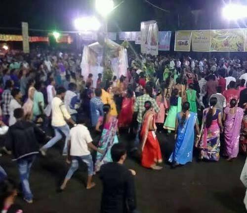 સહર્ષના મોતને લઈ અનેક ચર્ચા હતી. ગરબા આયોજકો બચાવમાં યુવાનનું મૃત્યુ ફીટ આવવાથી થયું હોવાનું કહી રહ્યા હતાં. જોકે સૂત્રોના જણાવ્યા મુજબ રાત્રે 1:10 વાગ્યે રાઉન્ડ પૂરો થયો ત્યારે સહર્ષ પટેલ અને તેનો મહારાષ્ટ્રના બોરડી ખાતે રહેતો મિત્ર સાથે બેઠો હતો ત્યારે ત્યાં વીજળીનો વાયરથી બન્ને મિત્રને કરંટ લાગ્યો જેનાથી સહર્ષનું મોત થયું હતું. 