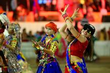  ‘ચાર ચાર બંગડી વાળી....’ સોંગ પર યુવતીઓએ બોલાવી રમઝટ, જુઓ તસવીરો