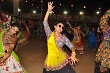  ‘ચાર ચાર બંગડી વાળી....’ સોંગ પર યુવતીઓએ બોલાવી રમઝટ, જુઓ તસવીરો