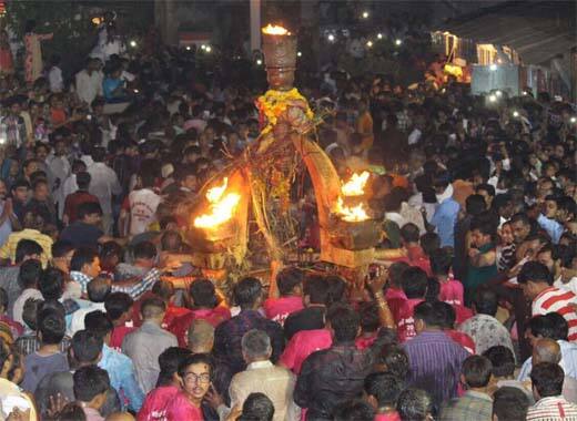 હાર્દિક પટેલ માટે માનતા રાખવામાં આવી હતી જેના માટે હાર્દિક રૂપાલમાં યોજાયેલ પલ્લીમાં હાજરી આપી હતી. જ્યારે ઘી ભરેલા ટ્રેક્ટરમાં પણ ઉભો રહ્યો હતો અને હાર્દિક ઘીથી સ્નાન કરી લીધી હતું. જ્યારે ‘હાર્દિક હાર્દિક’ના નારા લાગ્યા હતાં. જોકે હાર્દિક પટેલ સહિત અન્ય પાટીદારો પણ ઉપસ્થિત રહ્યા હતાં. 