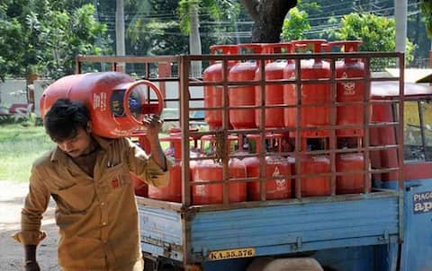 Bad News: સબસિડીવાળા LPG સિલિન્ડર અને ATFની કિંમતમાં થયો તીવ્ર વધારો Bad News: સબસિડીવાળા LPG સિલિન્ડર અને ATFની કિંમતમાં થયો તીવ્ર વધારો