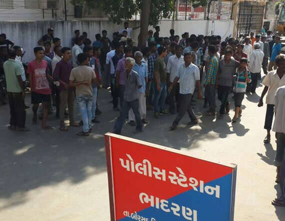 આ મામલે પ્રકાશ સોલંકીની ફરિયાદના આધારે ભાદરણ પોલીસે સંજય ઉપરાંત અન્ય સાત યુવકો ચિંતન કિરણ, ધવલ રમેશ, જિજ્ઞેશ ઠાકોર, વિક્કી અરવિંદ, રિતેન સુરેશ, દિપેશ મનુ અને રૂત્વીજ અરવિંદ (તમામ જાતે પટેલ) વિરૂદ્ધ હત્યાની કલમ હેઠળ ગુનો નોંધી ધરપડક કરી હતી. પરંતુ પોલીસ મથકે ટોળાંનો હલ્લાબોલ જોતા જ તેમને પ્રથમ બોરસદ પોલીસ મથકે અને ત્યારબાદ પેટલાદ લઈ જવામાં આવ્યા હતા.
