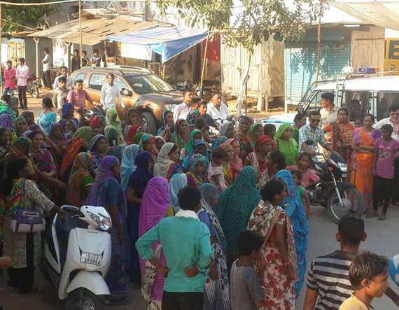 બનાવને પગલે દલિત લોકોના ટોળાંએ પોલીસ સ્ટેશને ઉમટ્યા હતા. તેમણે આરોપીની ધરપકડ કરી કડકમાં કડક સજા થાય તેવી માંગ કરી હતી. જેને પગલે કલેક્ટર ડો. ધવલ પટેલ, જિલ્લા પોલીસ વડા સૌરભકુમાર સિંઘ સહિત પેટલાદ અને ખંભાત ડિવિઝનનો પોલીસ કાફલો ઘટનાસ્થળે પહોંચ્યો હતો. જેને પગલે ત્રણ કલાક બાદ મામલો થાળે પડ્યો હતો. અને સાંજે પાંચ કલાકે પોલીસ કાફલા વચ્ચે મૃતકની અંતિમયાત્રા કાઢી હતી. આગળ જુઓ વધુ તસવીરો...