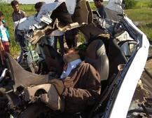 આણંદ: બે ટ્રક-કાર વચ્ચેના અકસ્માતમાં 4નાં મોત, પતરાં કાપી મૃતદેહ કઢાયા બહાર