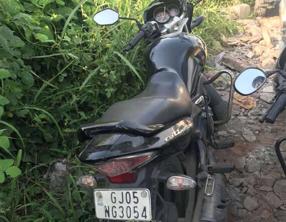 સચિન જીઆઈડીસી પોલીસની ટીમે ગણતરીના સમયગાળામાં ત્રણ યુવાનોની અટકાયત કરી પૂછપરછ આદરી હતી. જેમાં કૈલાસ કોળીએ ત્રણમાંથી એક યુવાનને રૂ. 1.25 લાખ આપ્યા હતા. તેની ઉઘરાણી કરતા હોવાથી હત્યા કરી હોવાની તેમજ ત્રણમાંથી એક યુવકની માતા સાથે કૈલાસ કોળીને અનૈતિક સંબંધો હોવાના કારણે હત્યા કરી નાખી હોવાનું પ્રાથમિક તારણ નીકળ્યું હતું. 