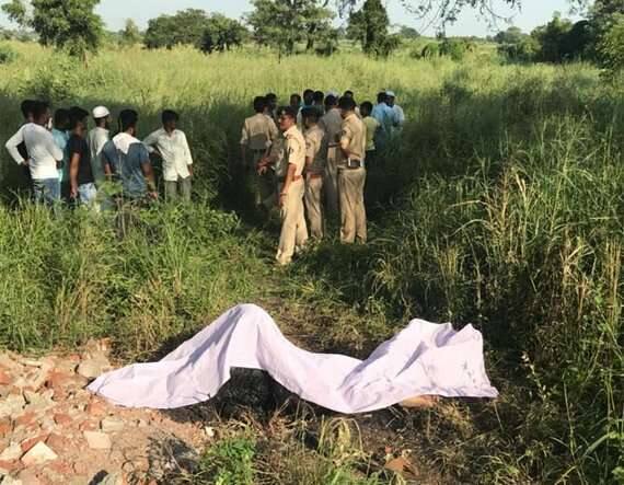 જોકે અટક કરાયેલા ત્રણેય યુવકોની પોલીસ સઘન પૂછપરછ કરી રહી છે. આ મૃતદેહ ફેંકી ત્રણેય ભાગી છૂટ્યા હતા. પોલીસે શંકાસ્પદ ત્રણની અટકાયત કરી પૂછપરછ આદરી હતી. આ ત્રણમાંથી એક યુવકની માતા સાથેના અનૈતિક સંબંધોના કારણે તેમજ રૂ. 1.25 લાખની ઉઘરાણીના કારણે સંચા-માસ્ટરની હત્યા કરાઈ હોવાનું ફલિત થયું છે.