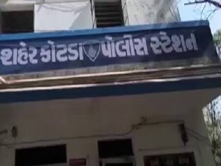 ચારેયે કશું પણ બોલ્યા વગર કરણ સાથે મારામારી શરૂ કરી દીધી હતી. દરમિયાનમાં અરવિંદ અને નવતરે લોખંડની પાઈપ વડે કરણ ઉપર હુમલો કર્યો હતો. જો કે કરણે મદદ માટે બૂમાબૂમ કરતા લોકો ભેગા થઇ જતાં ચારેય ભાગી ગયા હતા. મારામારી દરમિયાન કરણનો મોબાઈલ ફોન પડી ગયો હતો. 