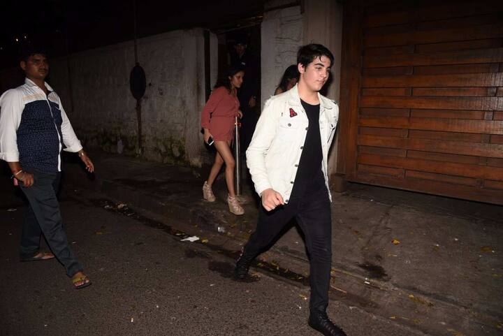 અક્ષય કુમારનો પુત્ર આરવ ફિમેલ ફ્રેન્ડ સાથે કોર્નર હાઉસમાંથી બહાર નીકળી રહ્યો હતો, કેમેરો જોઈને મોહ છુપાવ્યું