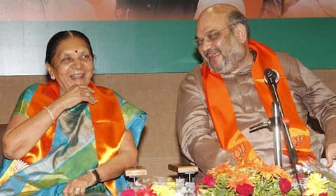 અમિત શાહ આનંદીબેનના શરણેઃ રાત્રે બેનના ઘેર જઈ કરી અઢી કલાક ચર્ચા, બેને અમિત શાહને કેટલા ઉમેદવારોની યાદી પકડાવી? અમિત શાહ આનંદીબેનના શરણેઃ રાત્રે બેનના ઘેર જઈ કરી અઢી કલાક ચર્ચા, બેને અમિત શાહને કેટલા ઉમેદવારોની યાદી પકડાવી?