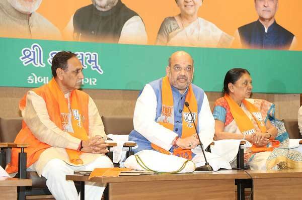 સૂત્રો કહે છે કે, અમિત શાહ-આનંદીબેન વચ્ચે જૂથબંધીનો અંત લાવવા કેન્દ્રીય નેતાગીરીએ ઘણાં પ્રયાસો કર્યાં પણ તેઓ સમાધાન કરાવી શક્યા નથી. જેના લીધે ખુદ મોદીએ દરમિયાનગીરી કરવી પડી છે. અમિત શાહે પણ આનંદીબેન પટેલના કયા માણસો ચૂંટણી જીતવા માંગે છે, તે જાણી લીધું છે. આ જાણી આનંદીબેનની પણ ચિંતા વધી છે. 