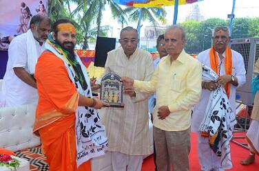 ધર્મ સભાના ત્રીજા દિવસે પધારેલા મહાનુભાવોના હસ્તે દીપ પ્રાગટ્ય કરવામાં આવ્યું હતું. આ કાર્યક્રમમાં રાજ્યના પૂર્વ સીએમ આનંદીબેન પટેલ, માનનિય કેશુભાઈ પટેલ, ટ્રસ્ટી સેક્રેટરી શ્રી પી.કે લહેરી સાહેબ, ટ્રસ્ટી શ્રી જે.ડી પરમાર હાજર રહ્યા હતા. 