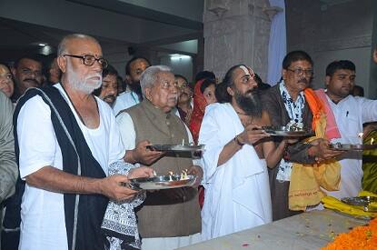શ્રી સરસ્વતી સીંઘ પરિવારના હસ્તે મંદિરનું મંડપ પ્રવેશ, દેવતા ઉત્થાપન, મુર્તીન્યાસ પુજા કરવામાં આવી હતી. 