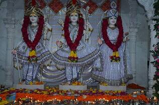 આ વિજય મહોત્સવમાં યજ્ઞપુજા, સંતો-મહંતોની સત્સંગ સભા, મૂર્તિ પ્રાણ પ્રતિષ્ઠા, કળશ, પુજન સહિતના કાર્યક્રમો યોજાયા હતા. આ મંદિરના પ્રાણ પ્રતિષ્ઠા મહોત્સવમાં દિલીપદાસજી બાપુ, મોરારીબાપુ પણ હાજર રહ્યા હતા.